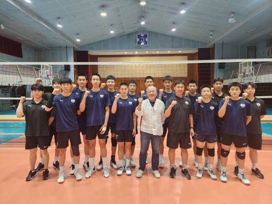 김홍(앞줄 가운데) 한국중고배구연맹 회장이 2일 U-16 남자대표팀을 격려하고 포즈를 취하고 있다. [한국중고배구연맹 제공]