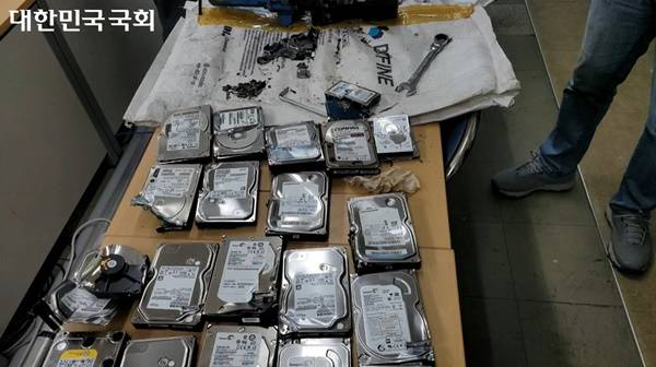 ▲지난달 27일 방통위가 파기하려던 PC 하드디스크.