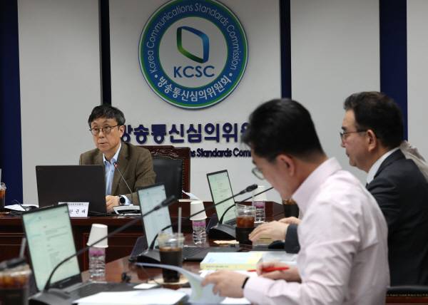 ▲ 심의하고 있는 21대 대선 선거방송심의위원회. ⓒ연합뉴스