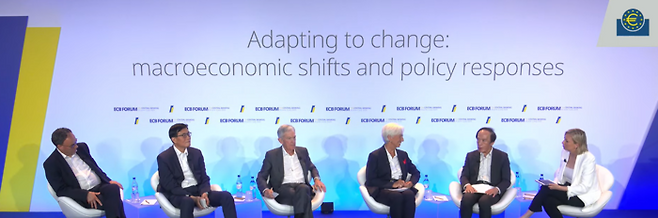 1일(현지시간) 포르투갈에서 열린 유럽중앙은행 주최 정책포럼에서 미국, 유럽, 영국, 한국, 일본 중앙은행 총재들이 토론하고 있다.