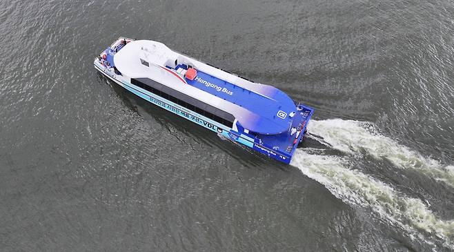 1일 오후 한강버스 시민체험단과 취재진을 태운 한강버스가 서울 광진구 뚝섬 선착장을 떠나 송파구 잠실 선착장으로 이동하고 있다. <이승환 기자>