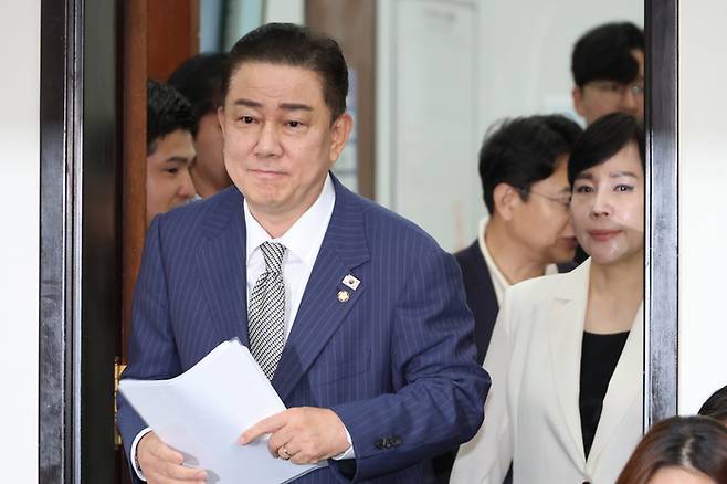 김병기 더불어민주당 당대표 직무대행 겸 원내대표가 2일 서울 여의도 국회에서 열린 최고위원회의에 참석하고 있다. [사진 출처 = 연합뉴스]