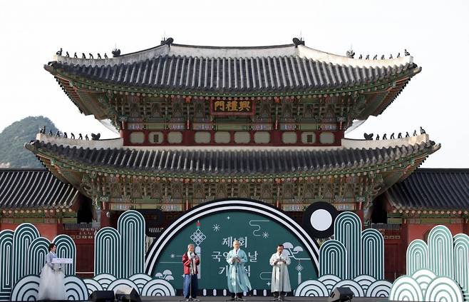 [서울=뉴시스] 김금보 기자 = 유인촌 문화체육관광부 장관이 제1회 국악의날을 맞은 5일 오후 서울 종로구 경복궁 흥례문에서 열린 기념식에서 기념일을 선포하고 있다. 2025.06.05. kgb@newsis.com /사진=김금보