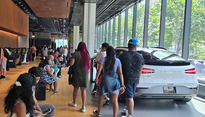 지난 28일(현지시간) '한국의 숲: 더 포레스트 위딘' 전시가 열린 뉴욕 맨해튼 제네시스하우스에서 관람객들이 1층 자동차 쇼룸에서 제너시스를 살펴보고 있다. /사진=심재현 특파원