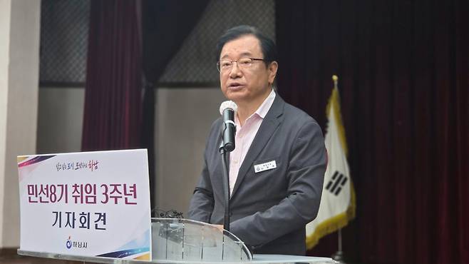 이현재 하남시장이 2일 하남시청 대회의실에 열린 취임3주년 기자회견에서 주요성과 공유및 향후 시정과제에 대해 설명하고 있다. /사진=노진균 기자