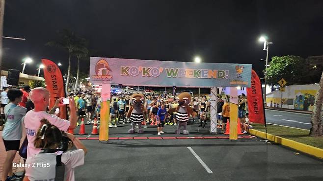 13일(현지시간) 오전 5시 하프마라톤이 시작되기 전,  출발선에 선 세계 각국에서 온 러너들. /괌=김고금평 기자