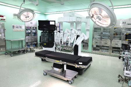 일산백병원은 경기도에서 최초로 다빈치5를 도입하고, 아시아에서는 최초로 다빈치5와 유일하게 연동되는 수술대를 설치하는 등 로봇수술실을 새롭게 구축했다./사진=일산백병원