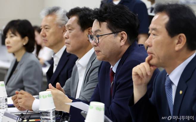 [세종=뉴시스] 강종민 기자 = 이한주 국정기획위원장과 위원들이 18일 세종시 정부세종컨벤션센터에서 열린 경제1분과 기획재정부 업무보고에서 기재부 참석자의 발언을 듣고 있다. 2025.06.18. ppkjm@newsis.com /사진=강종민