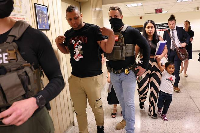 미 이민세관단속국(ICE) 요원이 6월 30일(현지 시간) 뉴욕시 제이컵 K. 재비츠 연방건물 내 이민 법정을 나서던 남성을 구금하려 시도하고 있다. 이 남성은 이후 석방됐다. ICE는 정기 출석 점검이나 이민 재판을 위해 법원을 찾은 방문자를 구금하는 방식으로 단속을 강화하고 있다./AFPBBNews=뉴스1다정 기자