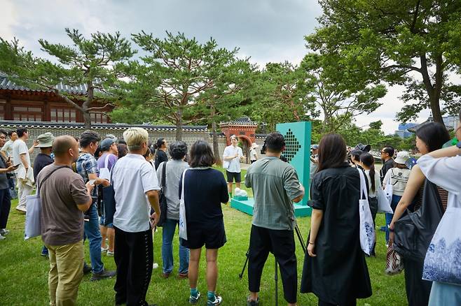 2일 오전 서울 종로구 경복궁에서 열린 '생각 전시' 에서 관람객들이 전시를 감상하고 있다. / 사진 = 국가유산진흥원 제공
