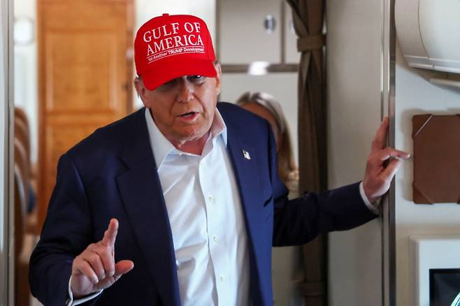 도널드 트럼프 미국 대통령이 1일(현지시간) 미국 플로리다주 오초피에 임시 이민자 수용소를 둘러본 후 메릴랜드주 앤드류스 합동 기지로 향하는 에어포스원 기내에서 기자들 질문에 답하고 있다./로이터=뉴스1