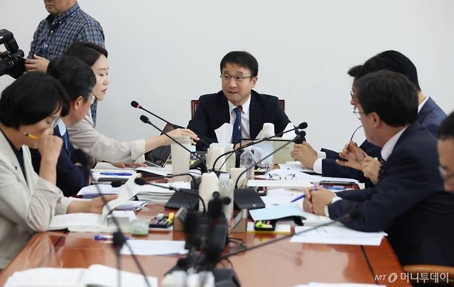 [서울=뉴시스] 고승민 기자 = 2일 서울 여의도 국회에서 열린 예산결산특별위원회의 추경예산안 등 조정소위원회에서 한병도 소위원장(예결위원장)이 회의를 주재하고 있다. 2025.07.02. kkssmm99@newsis.com /사진=고승민