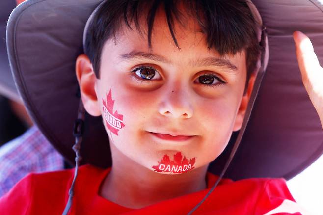 로키산맥을 품은 나라 캐나다에서 158회 건국기념일을 맞아 '캐나다 데이'가 진행됐다. 사진은 지난해 7월1일(현지시각) 캐나다 오타와 열린 캐나다 데이 기념 행사에서 한 아이가 얼굴에 단풍잎을 그리고 행사를 관람하는 모습. /사진=로이터