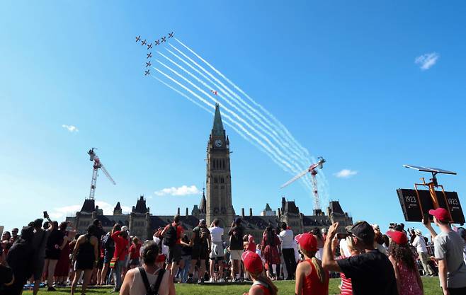 로키산맥을 품은 나라 캐나다에서 158회 건국기념일을 맞아 '캐나다 데이'가 진행됐다. 사진은 지난해 7월1일(현지시각) 캐나다 공군이 캐나다 오타와에서 열린 캐나다의 날을 맞아 국회의사당 위로 비행을 하는 모습. /사진=로이터