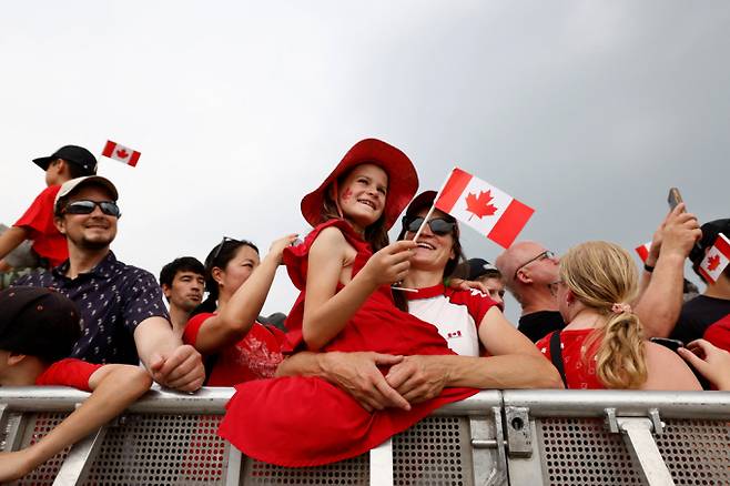 로키산맥을 품은 나라 캐나다에서 158회 건국기념일을 맞아 '캐나다 데이'가 진행됐다. 사진은 2023년7월1일(현지시각) 캐나다 오타와에서 열린 캐나다 데이 축하 행사에서 한 어린이가 작은 캐나다 국기를 들고 있는 모습. /사진=로이터