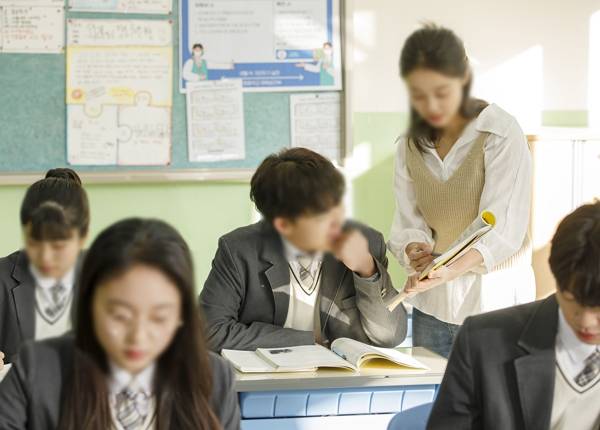 웹툰 '내가 사랑하는 초등학생'이 드라마로 제작된다는 소식에 교원 단체가 반발하며 제작 중단을 촉구했다. 사진은 기사 내용과 직접적인 관련이 없음. /사진=클립아트코리아