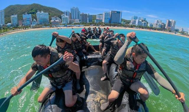 지난달 30일 부산시 송정해상훈련장에서 육군53보병사단 장병들이 유격훈련의 하나로 고무보트에 탑승해 패들링하고 있다. 국방일보 제공