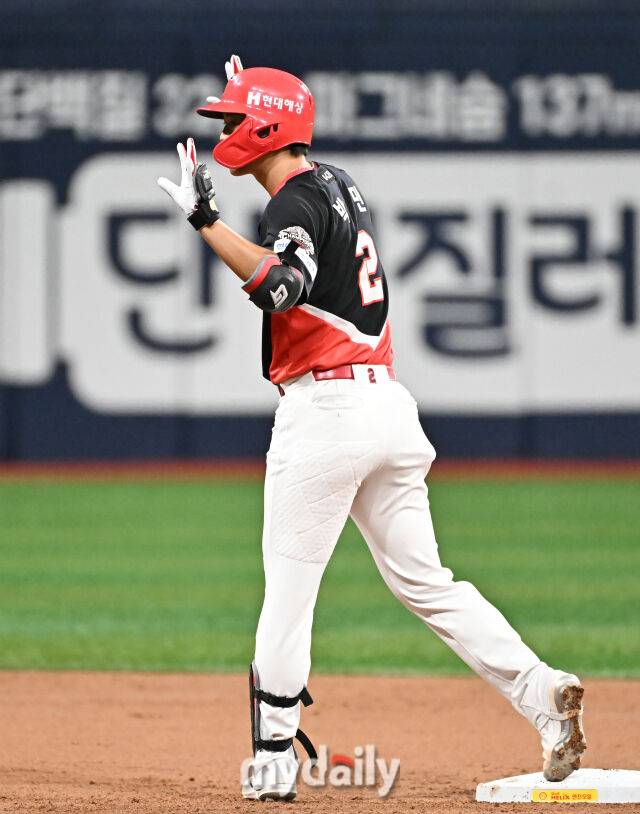 25일 오후 서울 고척동 고척스카이돔에서 진행된 '2025 프로야구 KBO리그' 키움히어로즈와 KIA타이거즈의 경기. 기아 박민이 3회초 2사에서 2루타를 친 뒤 환호하고 있다./마이데일리