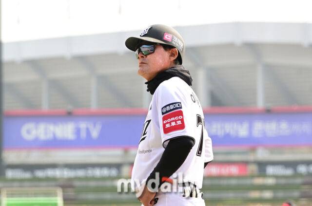 2025년 3월 9일 오후 경기도 수원KT위즈파크에서 2025 신한 SOL뱅크 KBO 리그 시범경기 KT 위즈와 LG 트윈스의 경기가 열렸다. KT 이종범 코치가 선수들을 지켜보고 있다./마이데일리