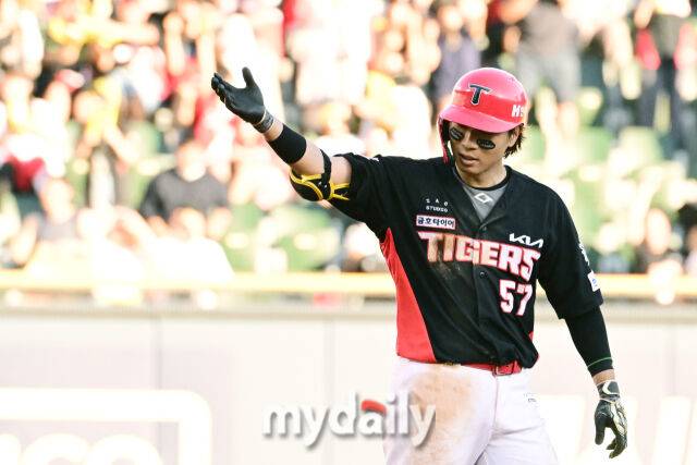 29일 오후 서울 잠실야구장에서 진행된 '2025 프로야구 KBO리그' KIA-LG의 경기. 기아 고종욱이 6회초 무사 1루에서 동점 2루타를 때린 뒤 기뻐하고 있다./마이데일리