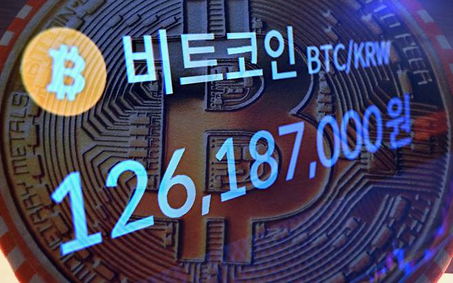 이재명 정부가 디지털자산(가상자산)을 포함한 신경제에 대한 과세 확대를 주요 국정과제 중 하나로 추진하고 있다. 오는 2027년 디지털자산 과세 시행을 앞두고 제도 정비에 속도를 낼 것으로 전망된다. 4일 오후 서울 서초구 빗썸 투자자보호센터에 비트코인이 1억2600만원대에 거래되고 있다.  [헤럴드DB]