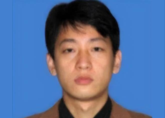 2018년 미국 연방수사국(FBI)의 공개 수배 명단에 오른 북한 해킹 조직 라자루스 소속 박진혁. 북한은 해킹 외에도 IT 인력이 해외 기업에 위장 취업해 기업 기밀 첩보 활동을 하거나 기업 정보를 빌미 삼아 금전적 대가를 요구하는 것으로 나타났다. [AP]