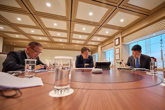 이재명 대통령이 23일 용산 대통령실에서 프라보워 수비안토 인도네시아 대통령과 블루투스 스피커로 통화하고 있다. [연합]