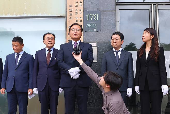 이명현 순직해병 특별검사가 2일 서울 서초구에 마련된 특검 사무실에서 진행된 현판식에서 발언하고 있다.  왼쪽부터 이금규·류관석 특검보, 이명현 특검, 정민영·김숙정 특검보. [연합]