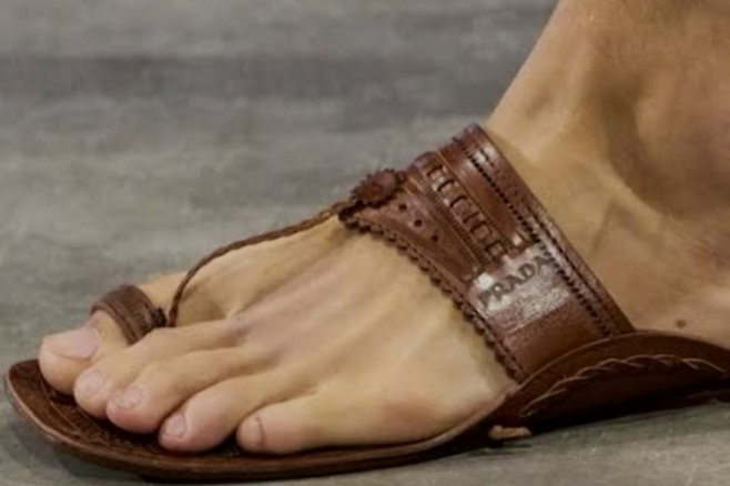 2025년 6월 22일, 이탈리아 밀라노. 밀라노 패션위크에 등장한 프라다 2026 봄·여름 남성복 컬렉션 샌들. [프라다]