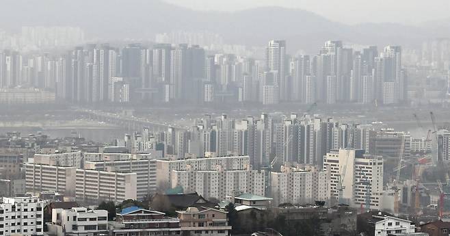서울 남산에서 바라본 용산구와 서초구 지역의 아파트 모습. 이상섭 기자