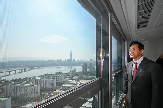 오세훈 서울시장이 지난 3월 서울 광진구 롯데캐슬 이스트폴에서 열린 ‘미리내집 현장방문 및 신혼부부 간담회’에 참석해 공가주택을 둘러보고 있다. [공동취재] [연합]