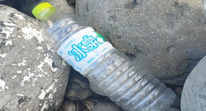 울릉도에서 수집한 해양쓰레기 더미에서 발견된 중국산 쓰레기.[한국해양과학기술원 제공]