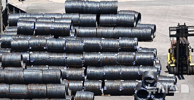 [평택=뉴시스] 김종택 기자 = 경기 평택시 포승읍 평택항 수출 야적장에 철강 제품이 쌓여있는 모습. 2025.06.04. jtk@newsis.com