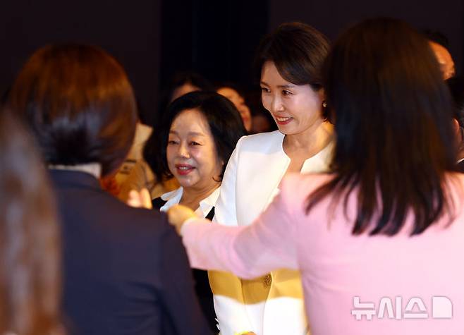 [서울=뉴시스] 박주성 기자 = 이재명 대통령 부인 김혜경 여사와 박창숙 한국경제인협회 회장이 1일 서울 중구 서울신라호텔 2층 다이너스티 홀에서 열린 제4회 여성기업주간 개막식에 참석하고 있다. 2025.07.01. park7691@newsis.com