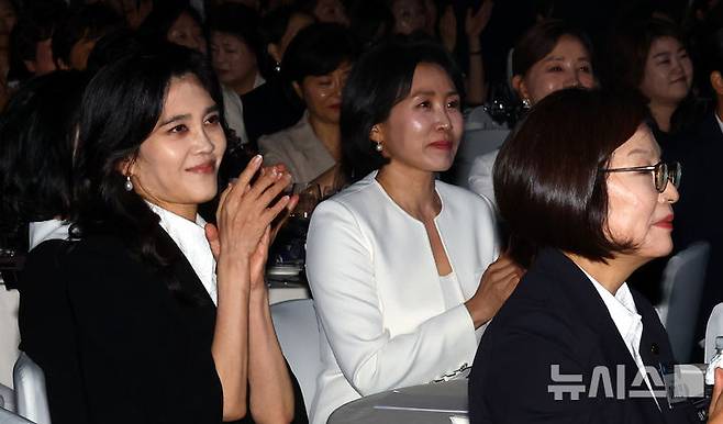 [서울=뉴시스] 박주성 기자 = 이재명 대통령 부인 김혜경 여사와 이부진 호텔신라 사장을 비롯한 여성기업인들이 1일 서울 중구 서울신라호텔 2층 다이너스티 홀에서 열린 제4회 여성기업주간 개막식에 참석해 어린이 합창단의 공연을 관람하고 있다. 2025.07.01. park7691@newsis.com