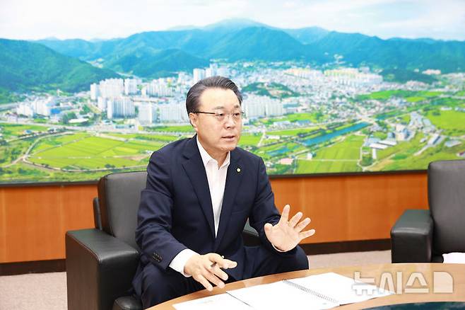 [광주=뉴시스] 구복규 화순군수는 1일 지방소멸 위기 대응을 위해 만원 임대주택 등 다양한 정책을 추진하고 있다고 설명했다. (사진=화순군 제공). 2025.07.01. photo@newsis.com