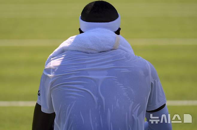 [런던=AP/뉴시스] 미국의 프랜시스 티아포가 지난 6월 30일(현지 시간) 영국 런던 올잉글랜드 클럽에서 열린 2025 윔블던 테니스 대회 남자 단식 1회전 덴마크의 엘머 몰러와 경기 중 휴식하고 있다. 2025.07.02.<font style="vertical-align: inherit;"><font style="vertical-align: inherit;"></font></font>