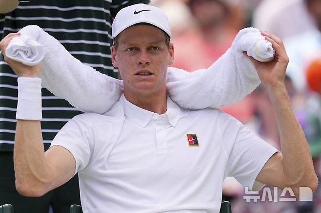 [런던=AP/뉴시스] 이탈리아의 야닉 시너가 1일(현지 시간) 영국 런던 올잉글랜드 클럽에서 열린 2025 윔블던 테니스 대회 남자 단식 1회전 이탈리아의 루카 나르디와의 경기에서 얼음 주머니로 더위를 식히고 있다. 2025.07.02.<font style="vertical-align: inherit;"><font style="vertical-align: inherit;"></font></font>