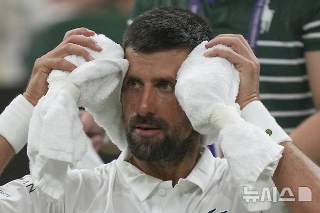 [런던=AP/뉴시스] 노바크 조코비치(6위·세르비아)가 1일(현지 시간) 영국 런던 올잉글랜드 클럽에서 열린 2025 윔블던 테니스 대회 남자 단식 1회전 알렉상드르 뮐러(41위·프랑스)와 경기 중 얼음주머니로 더위를 식히고 있다. 2025.07.02.<font style="vertical-align: inherit;"><font style="vertical-align: inherit;"></font></font>
