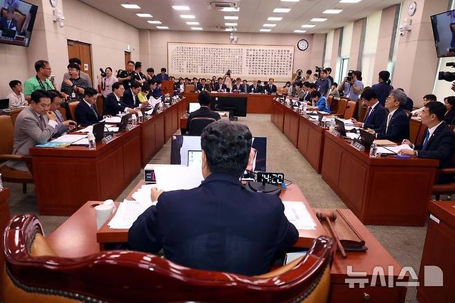 [서울=뉴시스] 조성봉 기자= 이춘석 국회 법제사법위원장이 1일 오후 서울 여의도 국회에서 열린 법제사법위원회 전체회의에서 회의를 주재하고 있다. 2025.07.01. suncho21@newsis.com