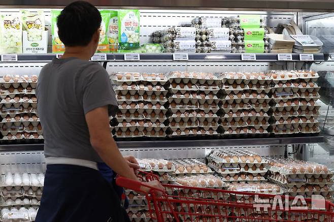 [서울=뉴시스] 조수정 기자 = 23일 서울 시내 한 대형마트에서 소비자들이 계란을 고르고 있다. 2025.05.23. chocrystal@newsis.com