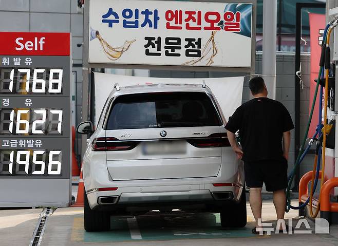 [서울=뉴시스] 조성우 기자 = 전국 주유소의 기름값이 2주 연속 상승한 가운데 29일 서울 시내 한 주유소에 유가 정보가 표시돼 있다. 2025.06.29. xconfind@newsis.com