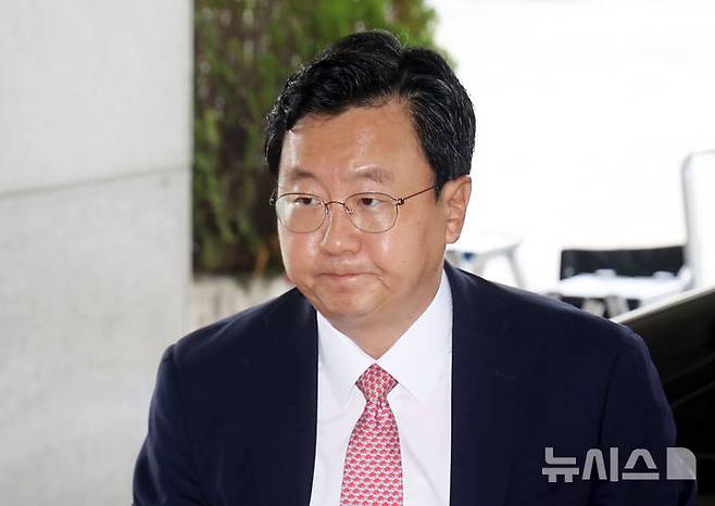 [서울=뉴시스]홍효식 기자 = 서울중앙지검장으로 임명된 정진우 서울북부지검장이 4일 오전 서울 서초구 대검찰청으로 출근하고 있다. 2021.03.04. yesphoto@newsis.com