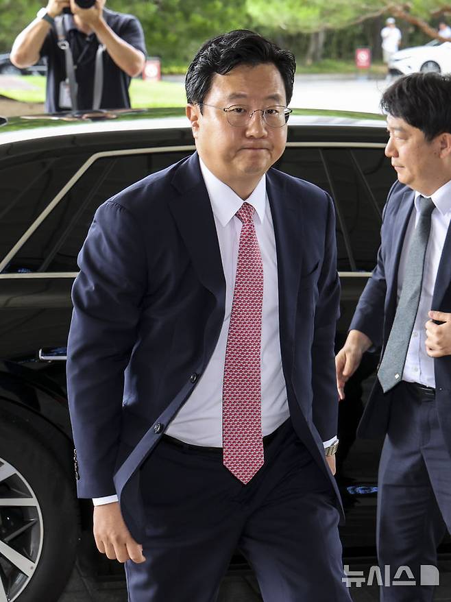 [서울=뉴시스] 조성우 기자 = 서울중앙지검장으로 임명된 정진우 서울북부지검장이 2일 오전 서울 서초구 대검찰청으로 출근하고 있다. 2025.07.02. xconfind@newsis.com