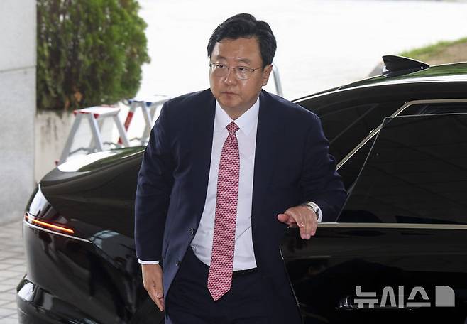 [서울=뉴시스] 홍효식 기자 = 서울중앙지검장으로 임명된 정진우 서울북부지검장이 2일 오전 서울 서초구 대검찰청으로 출근하고 있다. 2025.07.02. yesphoto@newsis.com