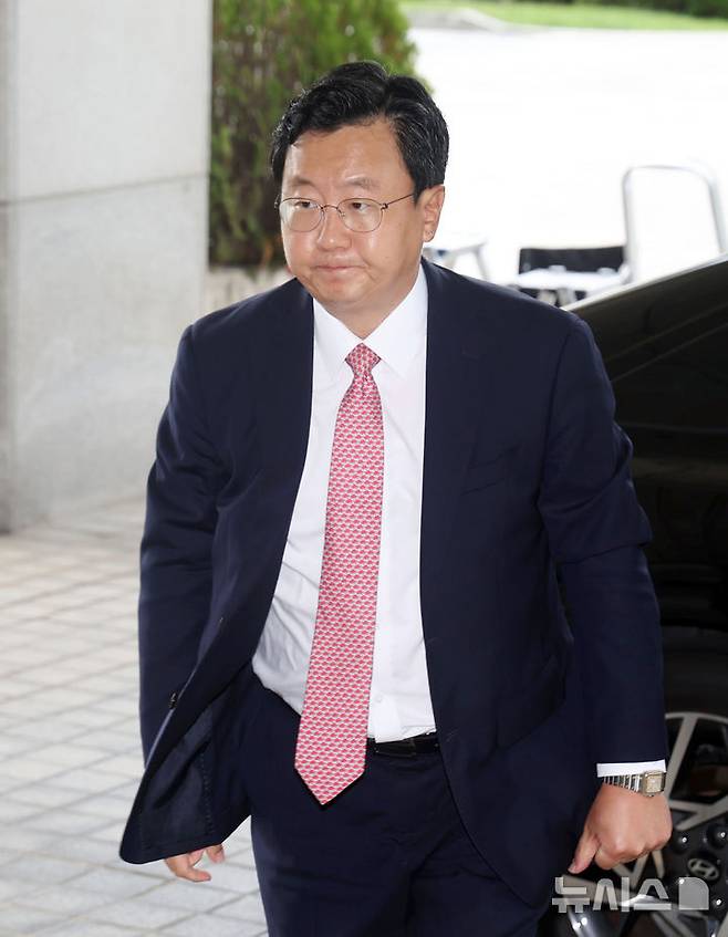 [서울=뉴시스]홍효식 기자 = 서울중앙지검장으로 임명된 정진우 서울북부지검장이 4일 오전 서울 서초구 대검찰청으로 출근하고 있다. 2021.03.04. yesphoto@newsis.com