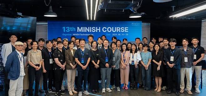 [서울=뉴시스] 헬스테크 기업 미니쉬테크놀로지는 강남구 논현동 미니쉬치과에서 국내 치과의사들을 대상으로 진행한 제13회 미니쉬코스를 마무리하고 수료생 26명을 배출했다고 2일 밝혔다. (사진=미니쉬테크놀로지 제공) 2025.07.02. photo@newsis.com *재판매 및 DB 금지