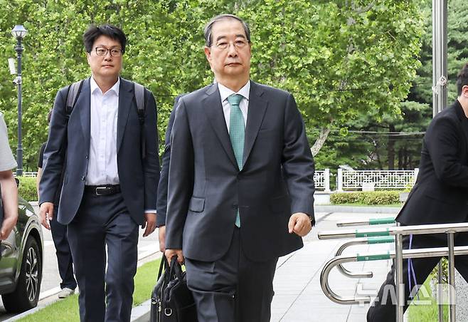 [서울=뉴시스] 조성우 기자 = 한덕수 전 국무총리가 2일 서울 서초구 서울고검에 마련된 내란특검 사무실에 조사를 받기 위해 출석하고 있다. 2025.07.02. xconfind@newsis.com
