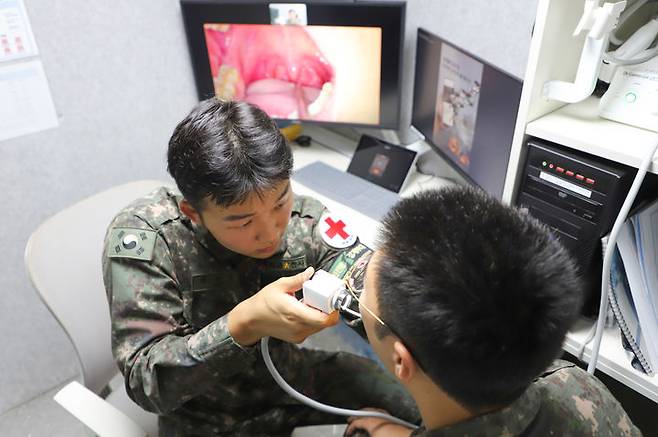 [서울=뉴시스]  군의관(화상)의 지시에 따라 환자의 상태를 확인하고 있다. 사진과 기사 내용은 관계 없음.(사진=육군 제공) 2025.06.20. photo@newsis.com *재판매 및 DB 금지