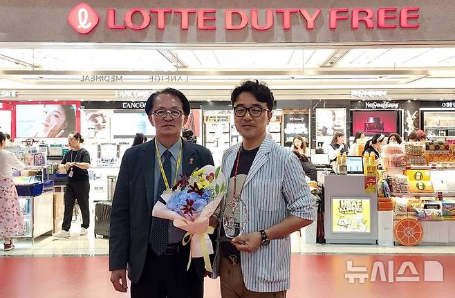 [제주=뉴시스] 고승철(왼쪽) 제주관광공사이 신속한 응급처치로 생명을 구한 윤남호 롯데면세점 점장에게 감사패를 수여한 후 기념촬영 하고 있다. 윤 점장은 지난 5월 제주공항 국제선 출발장에서 갑자기 의식을 잃고 쓰러진 70대 여성을 신속한 심폐소생술로 구조했다. (사진=제주관관공사 제공) 2025.07.02. photo@newsis.com *재판매 및 DB 금지